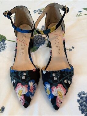 Sole Society Black Floral Embroidered Pointed-Toe Ankle Strap Heels